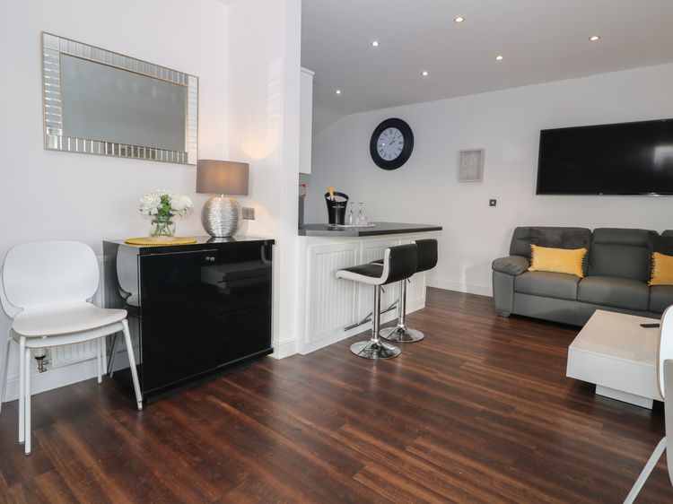 8 Marina View, listing photograph 2