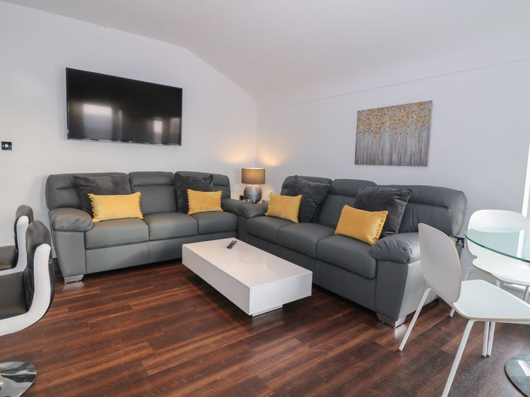 8 Marina View, listing photograph 3