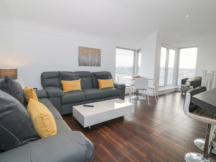 8 Marina View, listing photograph 5