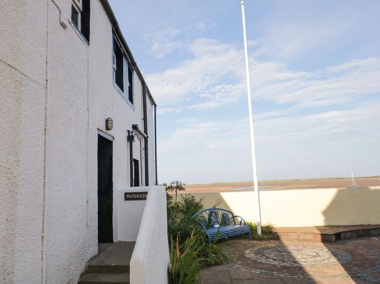 Waterside, listing photograph 3