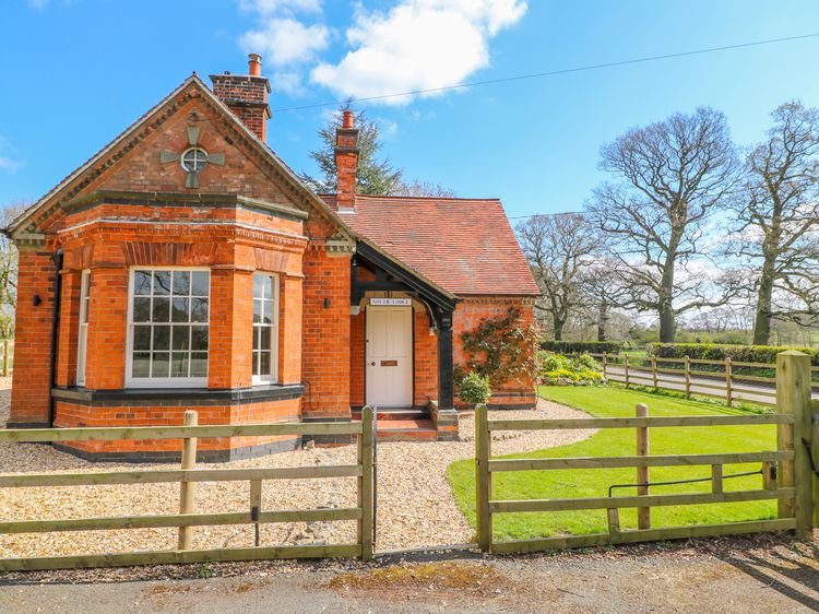 South Lodge - Longford Hall Farm Holiday Cottages, listing photograph 2