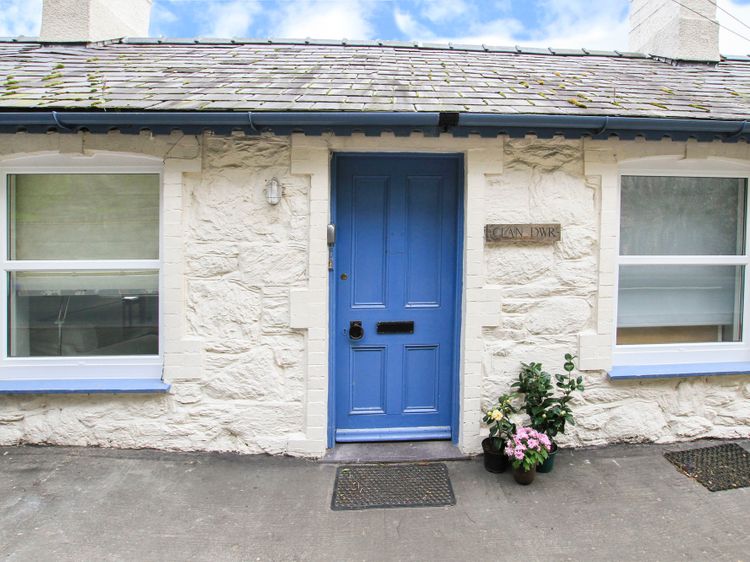 Glan Dwr Bach, listing photograph 2