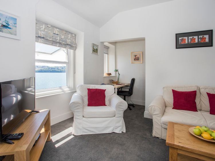 Glan Dwr Bach, listing photograph 4