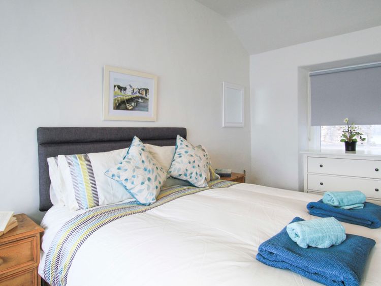 Glan Dwr Bach, listing photograph 12