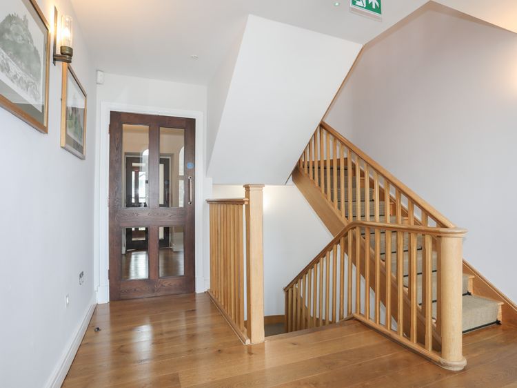 Harlech Apartments - Branwen, listing photograph 3