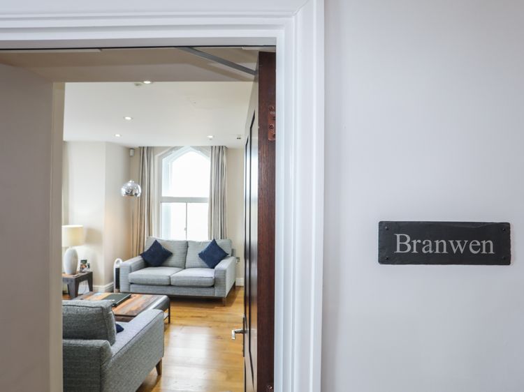 Harlech Apartments - Branwen, listing photograph 4