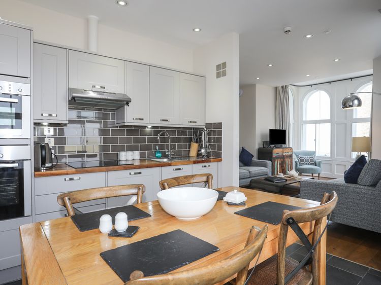 Harlech Apartments - Branwen, listing photograph 8