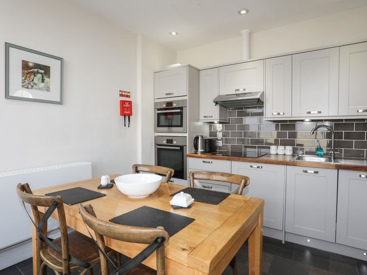 Harlech Apartments - Branwen, listing photograph 10