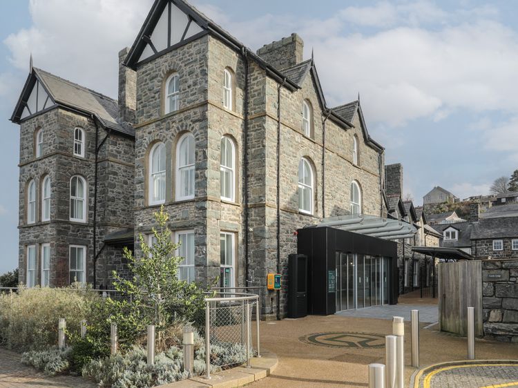 Harlech Apartments - Bendigeidfran, listing photograph 2