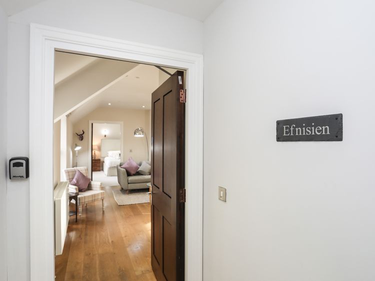 Harlech Apartments - Efnisien, listing photograph 4