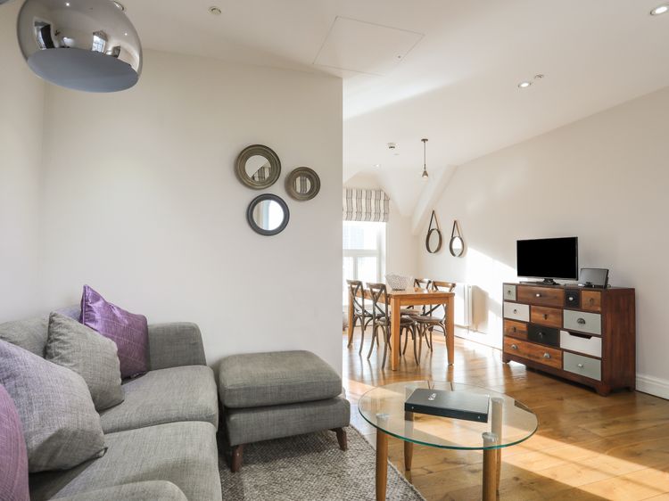 Harlech Apartments - Efnisien, listing photograph 8