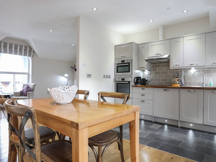 Harlech Apartments - Efnisien, listing photograph 10
