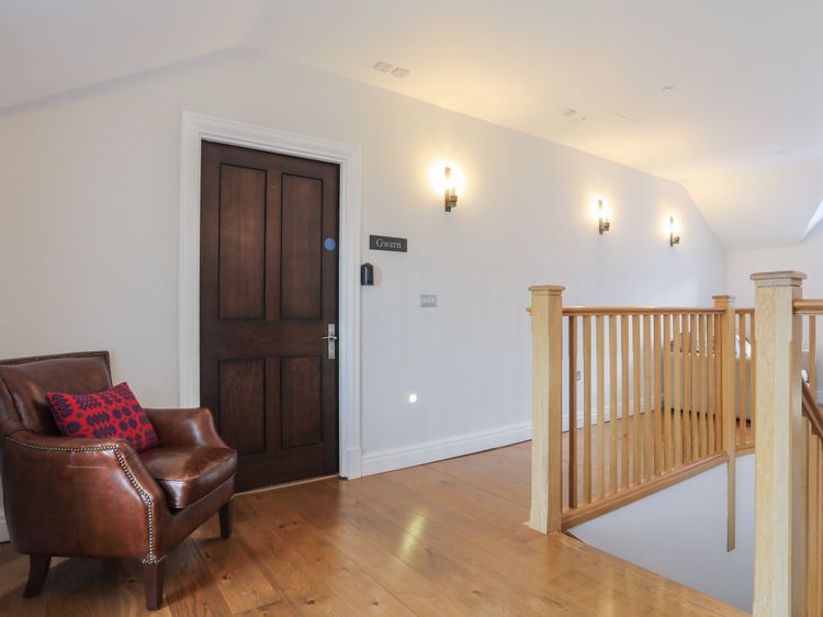 Harlech Apartments - Gwern, listing photograph 4