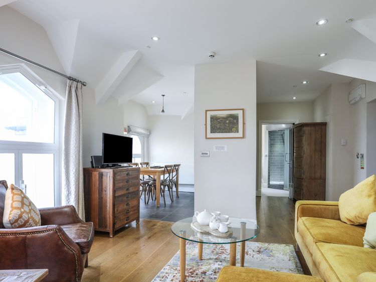 Harlech Apartments - Gwern, listing photograph 10
