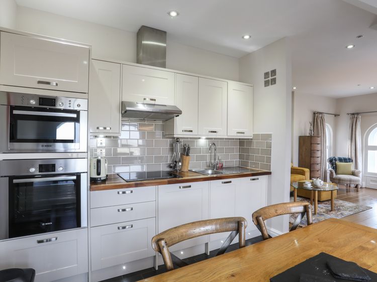 Harlech Apartments - Gwern, listing photograph 11