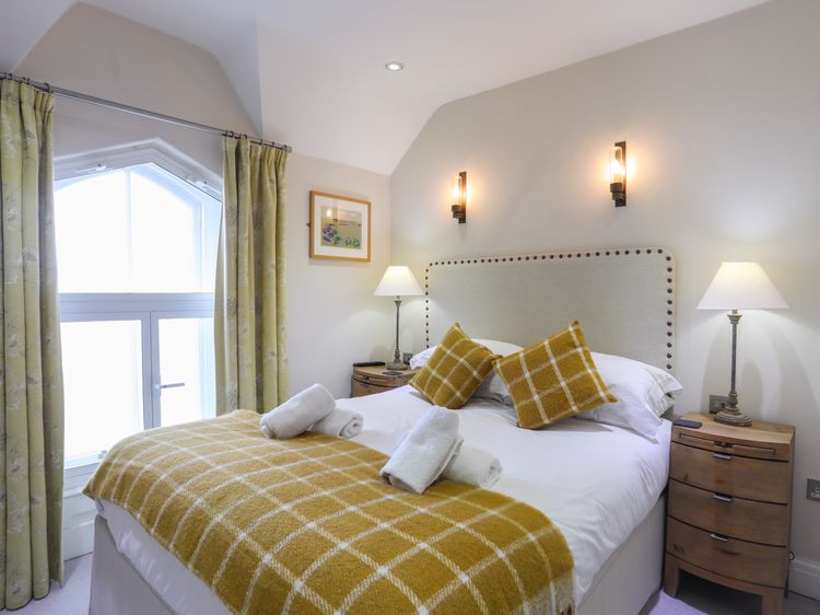 Harlech Apartments - Gwern, listing photograph 12