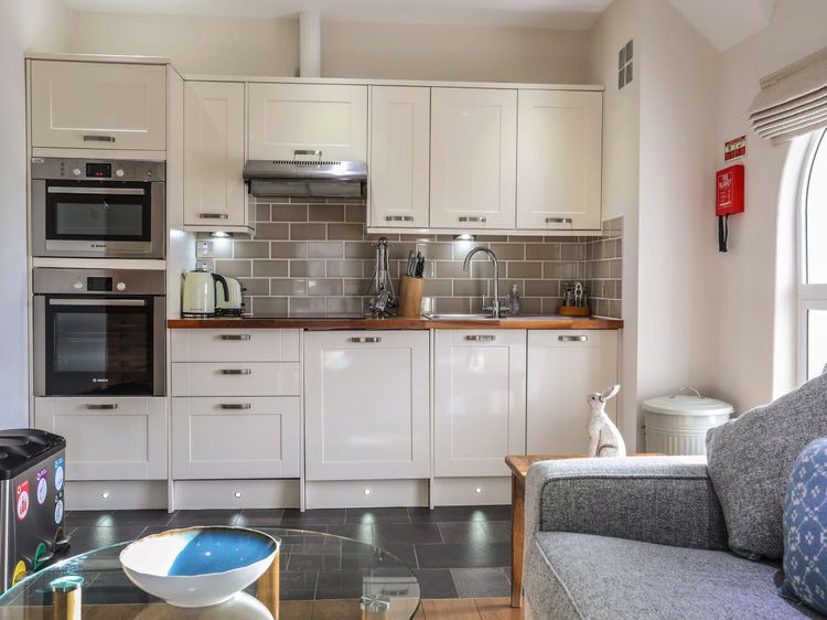 Harlech Apartments - Matholwch, listing photograph 8