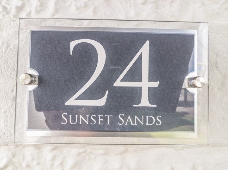 Sunset Sands, listing photograph 3