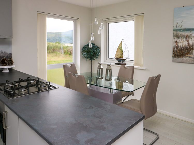 Sunset Sands, listing photograph 8