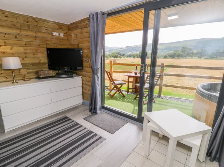 Cilan Lodge, listing photograph 4