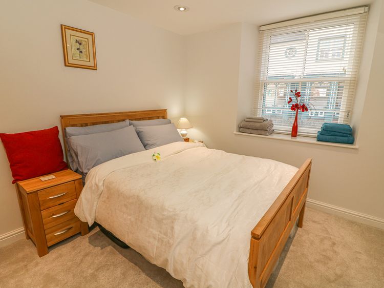 Flat 2 Galloway House, listing photograph 10