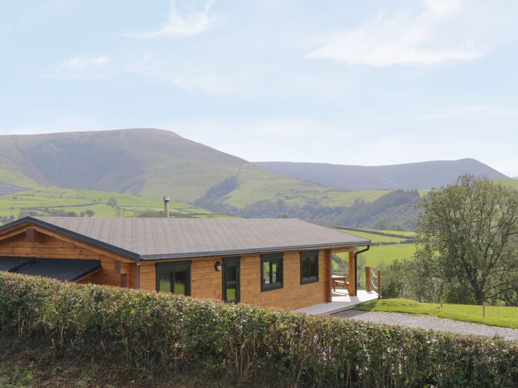 Bryn Eiddon Log Cabin, listing photograph 2