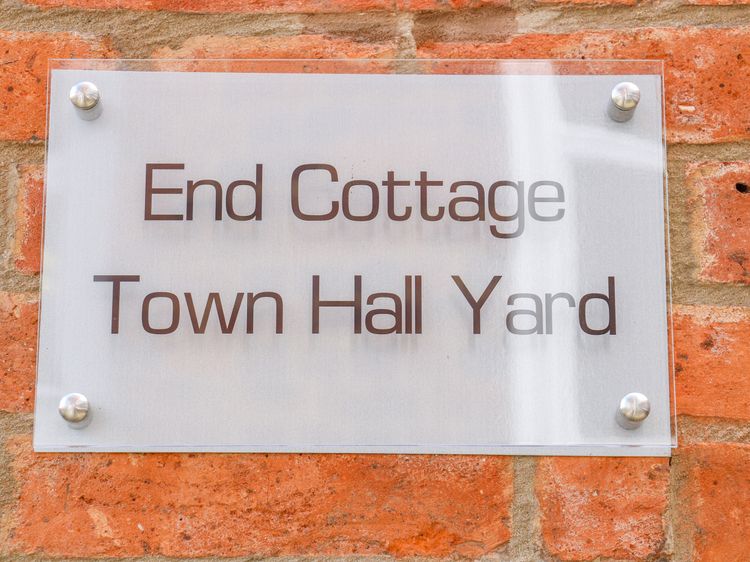 End cottage, listing photograph 2