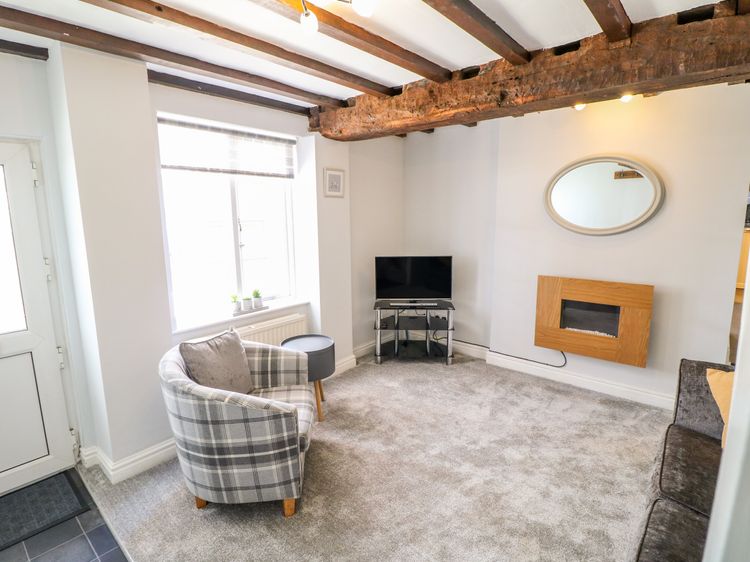 End cottage, listing photograph 4