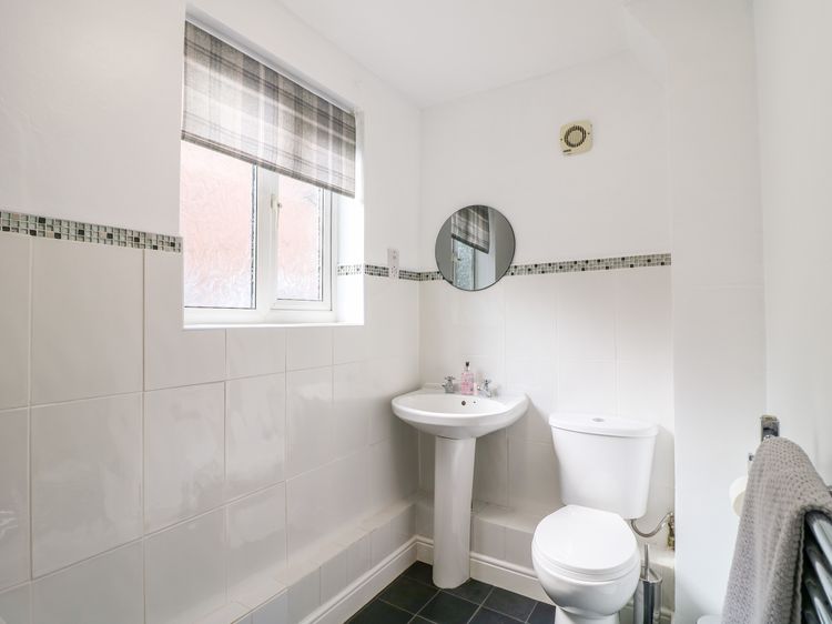 End cottage, listing photograph 10