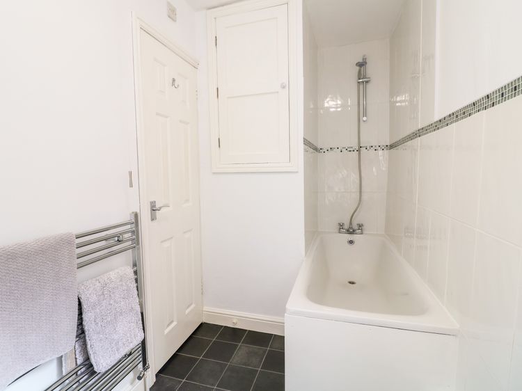 End cottage, listing photograph 11