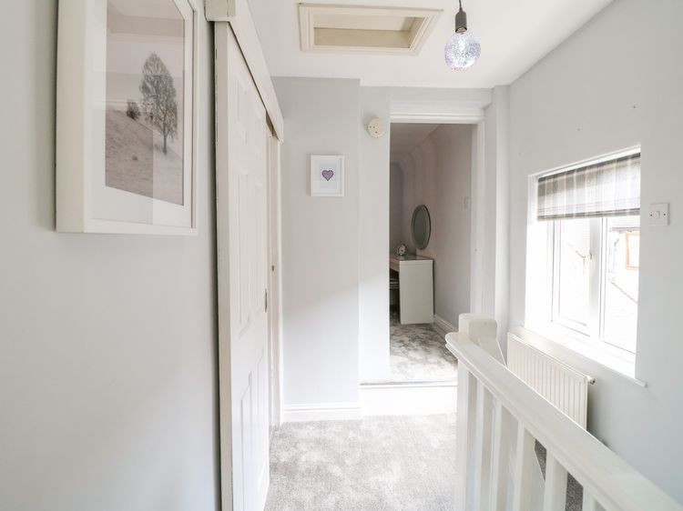 End cottage, listing photograph 12