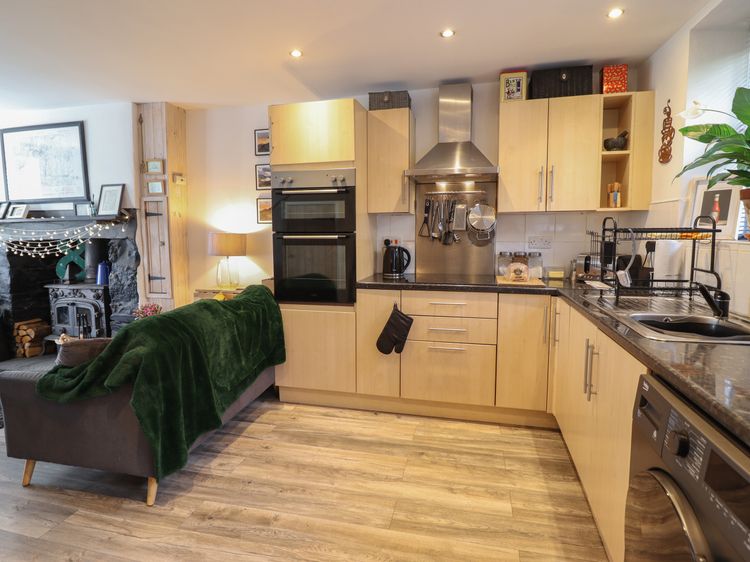 3 Barlwyd Terrace, listing photograph 7