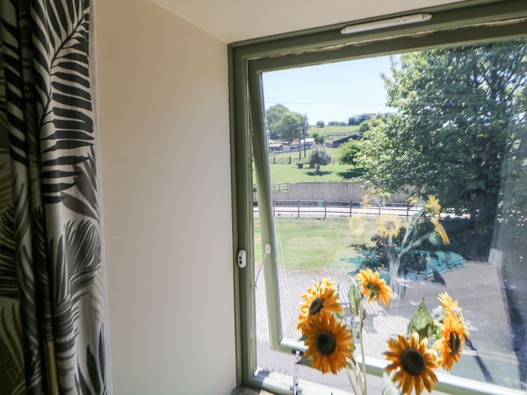 Meadow View, listing photograph 8