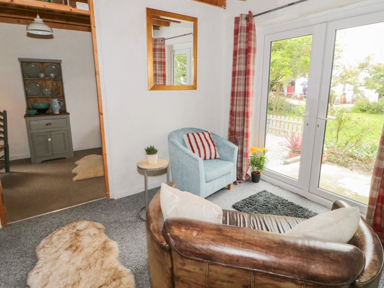 Little House, listing photograph 5