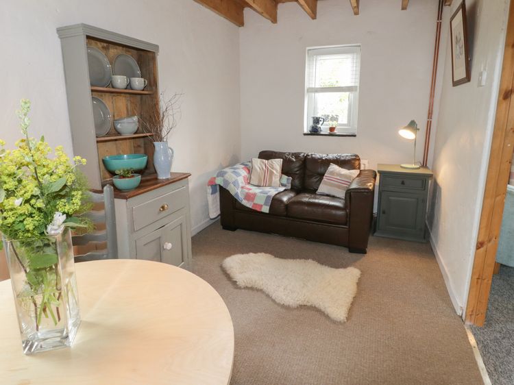 Little House, listing photograph 8