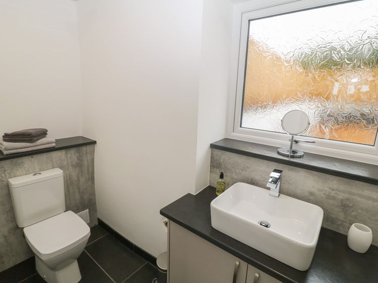 Tyddyn Sianel - Derw, listing photograph 10
