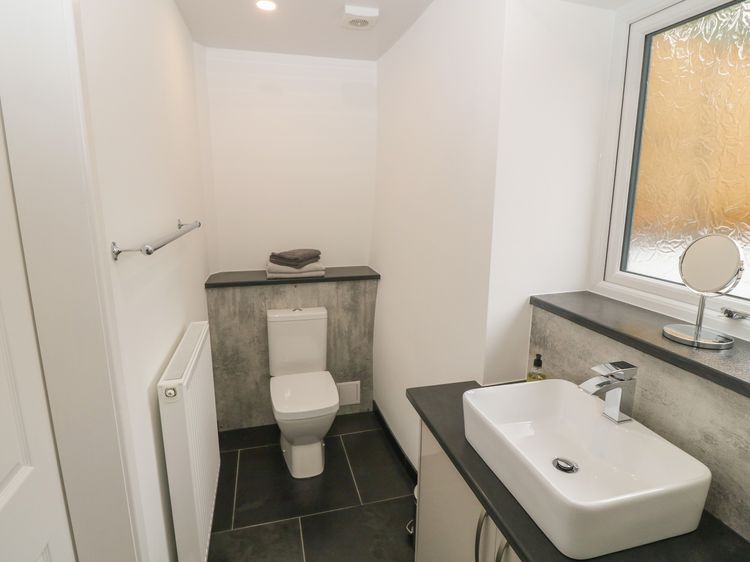 Tyddyn Sianel - Derw, listing photograph 12