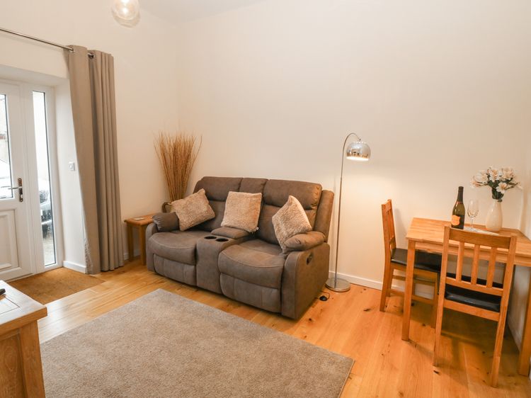 Tyddyn Sianel - Derw, listing photograph 3