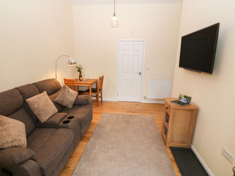 Tyddyn Sianel - Derw, listing photograph 4