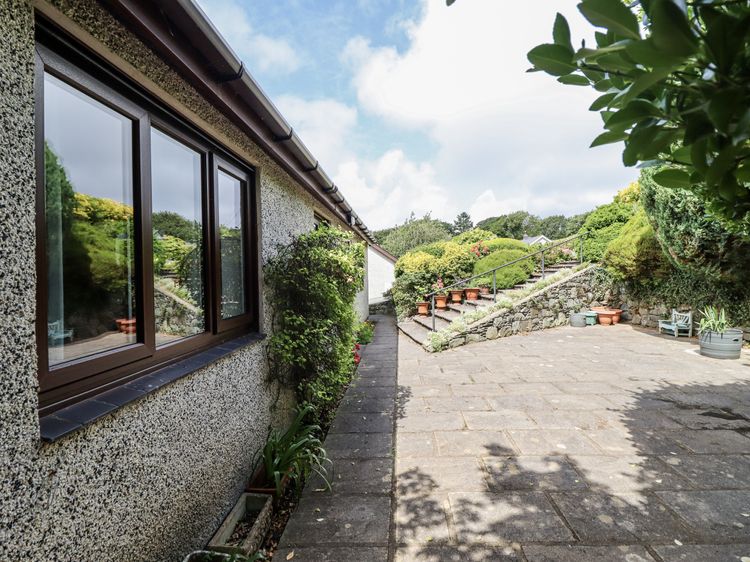 8 Glan Ysgethin, listing photograph 3