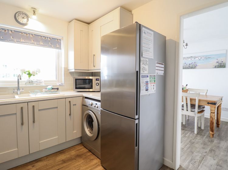 8 Glan Ysgethin, listing photograph 9