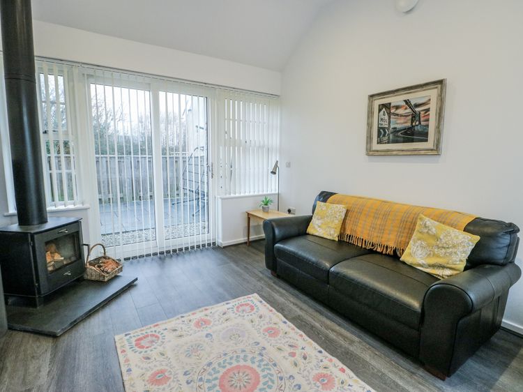 2 Mountain View, listing photograph 2