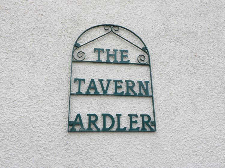 Cabin at the Tavern, listing photograph 2