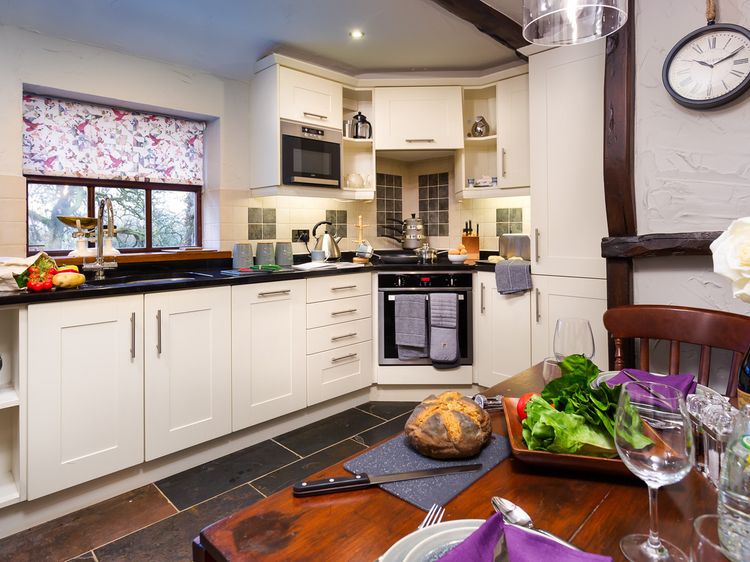 Tipsy Gin Cottage, listing photograph 4