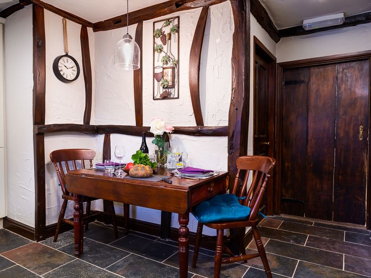 Tipsy Gin Cottage, listing photograph 6