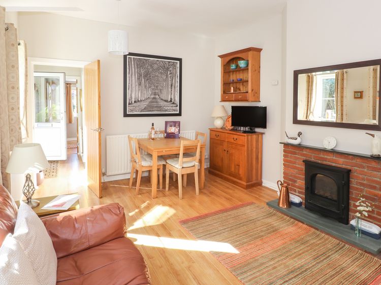 Courtyard Cottage, listing photograph 2