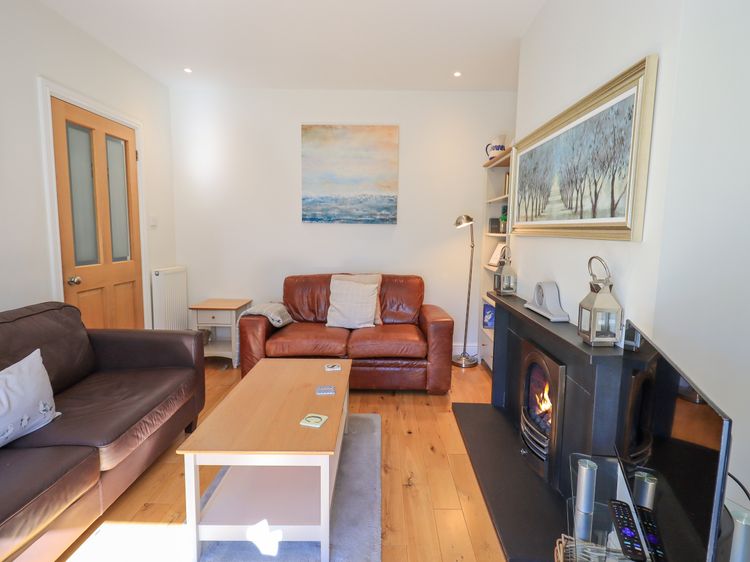 Stones Throw Cottage, listing photograph 4
