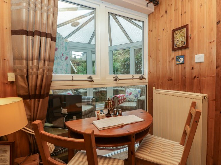Lake Lodge Studio, listing photograph 7