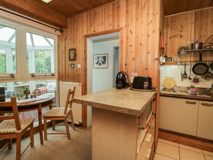 Lake Lodge Studio, listing photograph 8