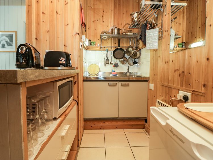 Lake Lodge Studio, listing photograph 9